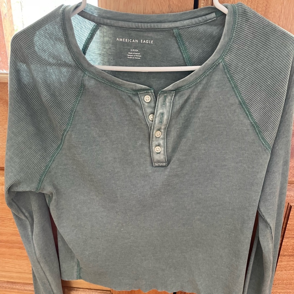 ** bundle and save ** American Eagle crop Henley